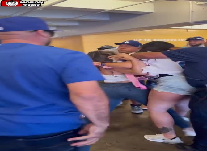 Video :A pervert takes advantage of a fight between two girls to try to touch one of them!